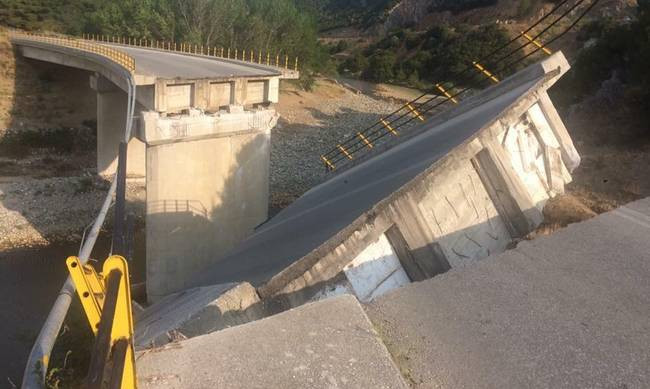 Κατέρρευσε γέφυρα στην Κομοτηνή – Από θαύμα γλίτωσαν οι οδηγοί (εικόνες)